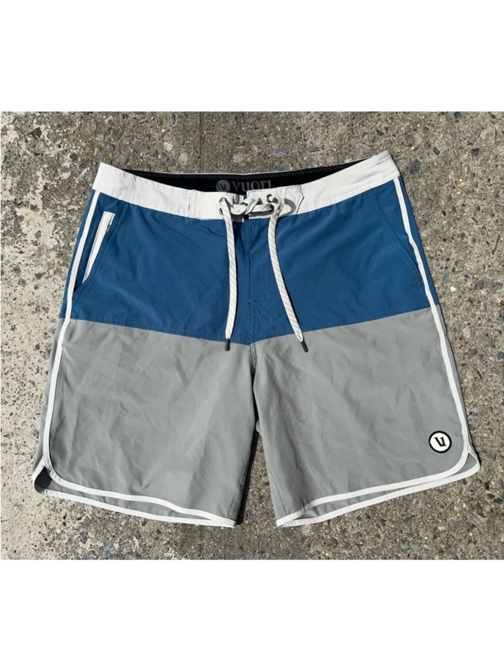 Vuori Mens Cruise Board Shorts Blue Gray Colorblock Size 33 Swim Trunks V314